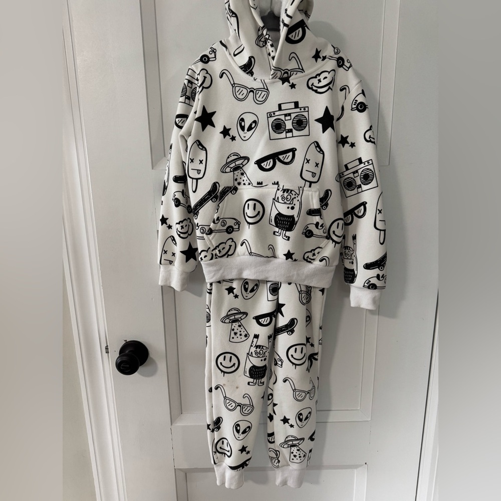 Lola the boys Kids White & Black Graphic Hoodie Set Sherpa fleece size 6